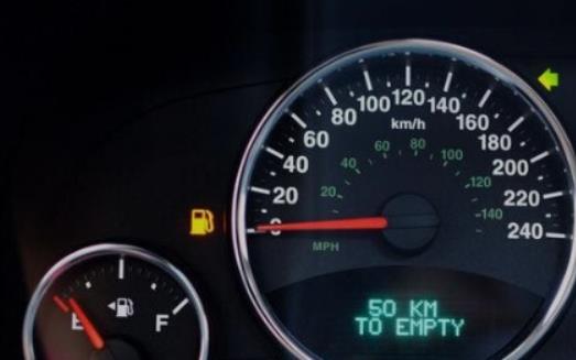 油表灯亮起怎么办，怎么样开车更省油?