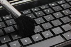 电脑键盘怎么清理灰尘？