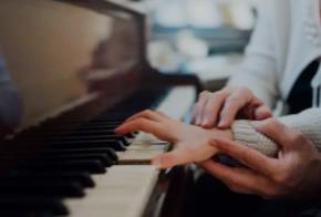 如何让孩子爱上弹钢琴，培养青少年钢琴学习兴趣的方法
