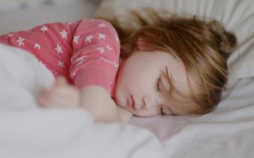 宝宝睡觉起床眼皮肿的原因是什么？宝宝睡觉起来眼睛肿了怎么回事？