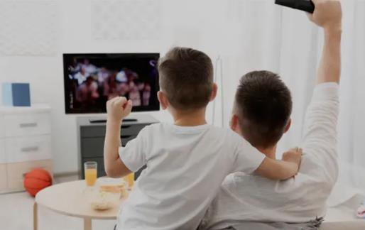陪孩子看电视一起讨论的好处？陪小孩子看电视跟宝宝一起讨论有什么好处？