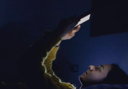 习惯性睡前玩手机、长期熬夜玩手机的危害 为什么手机是睡眠杀手？