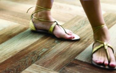 地板粘脚是什么原因 木地板油腻粘鞋怎么清洗