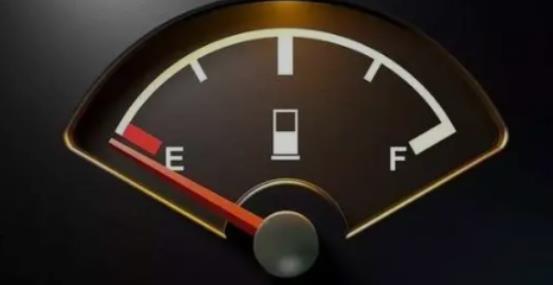 汽车油变红了怎么回事 汽车油变红了还能跑多久 汽车油表显示0还能跑多远