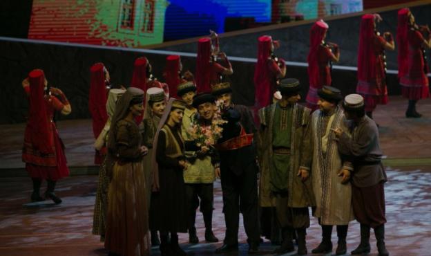新疆喀什本土音乐剧《拉齐尼·巴依卡》在京上演