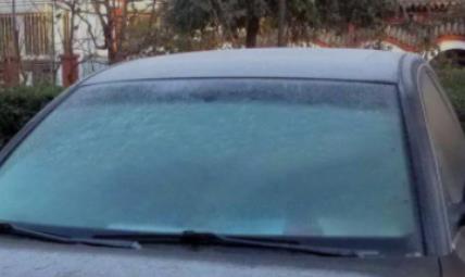 汽车挡风玻璃有冰怎么去除