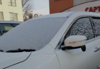 汽车挡风玻璃结冰了可以用热水淋吗