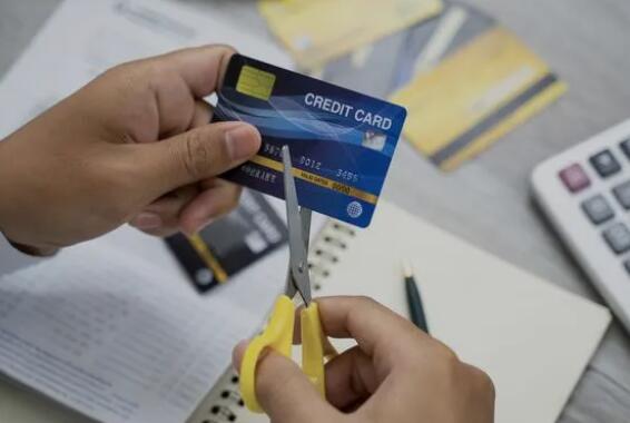 信用卡到期后不换卡会自动注销吗？