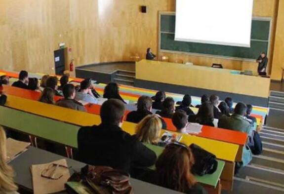 法国本科生开学要花3000多欧元 为何各种费用都在涨