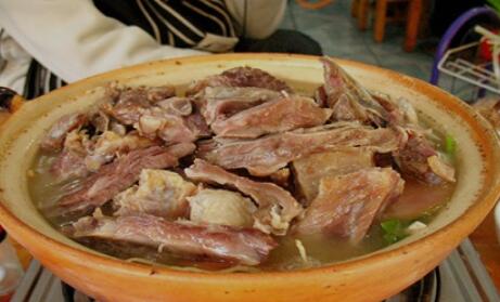 纳西名菜“三叠水”的第三叠-腊排骨火锅