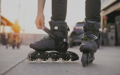 电动轮式鞋：可主动适应使用者步态
