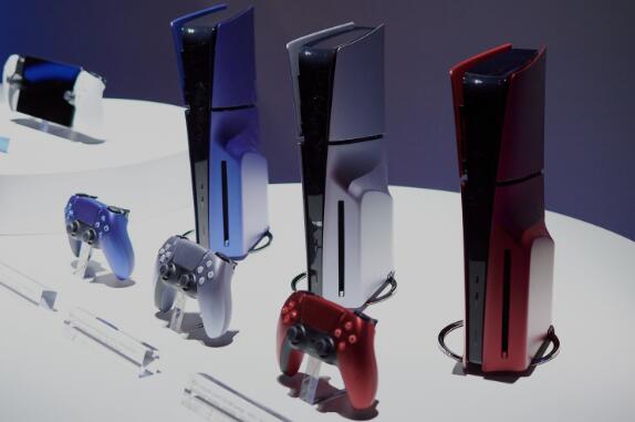 索尼展示PS5 Slim新配色替换外壳 发售时间未定