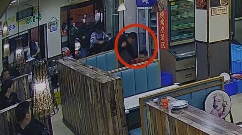 男子酒后到餐馆门口小便并殴打店老板，警方：正在调查会依法处理